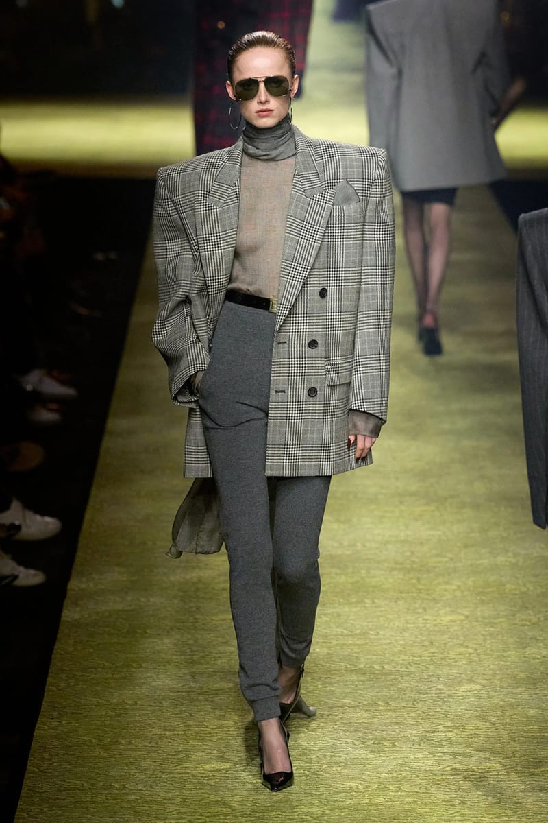 Saint Laurent Winter 2023 nghiên cứu kiểu dáng tôn vẻ đẹp quyền lực - 5
