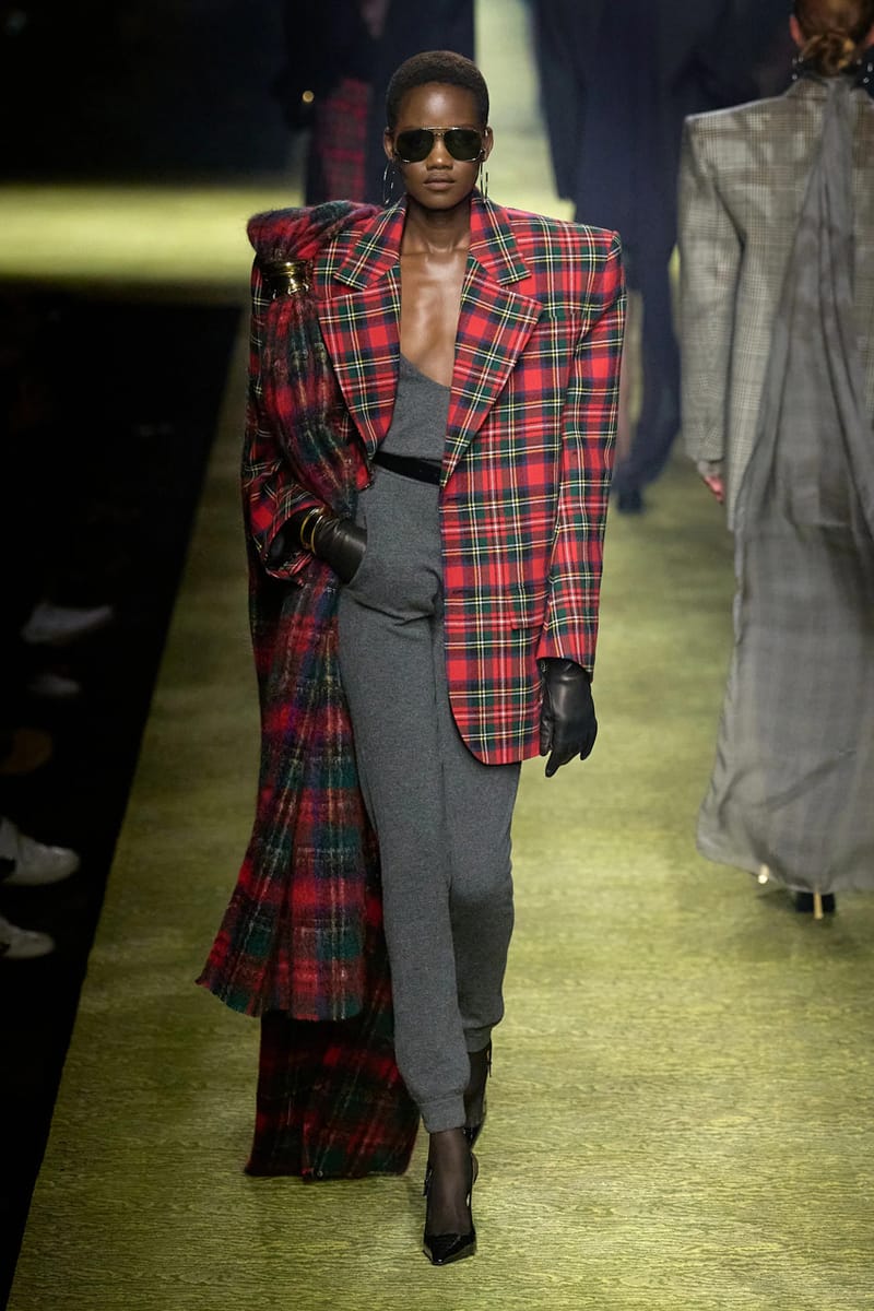 Saint Laurent Winter 2023 nghiên cứu kiểu dáng tôn vẻ đẹp quyền lực - 4