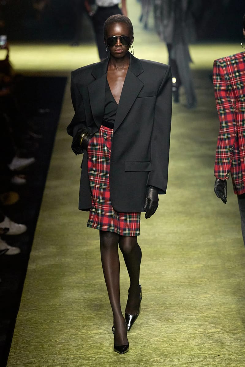 Saint Laurent Winter 2023 nghiên cứu kiểu dáng tôn vẻ đẹp quyền lực - 3