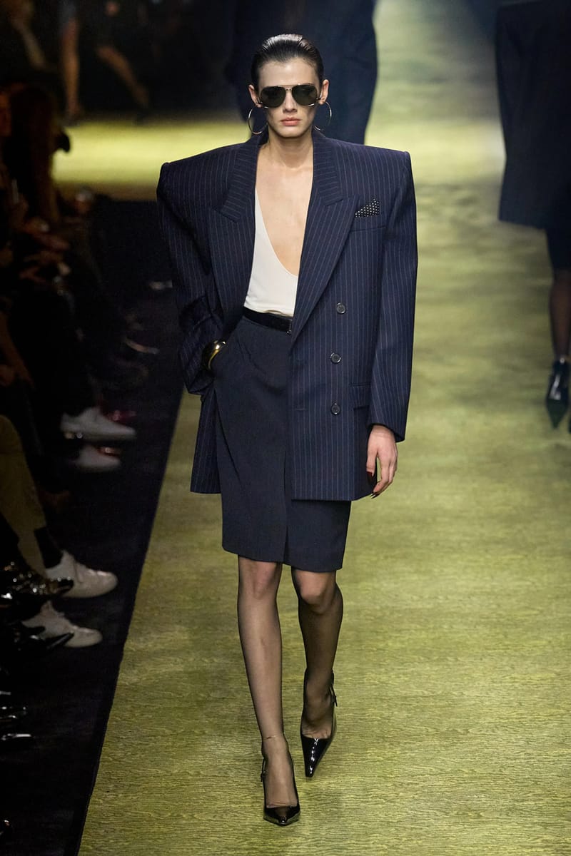 Saint Laurent Winter 2023 nghiên cứu kiểu dáng tôn vẻ đẹp quyền lực - 2