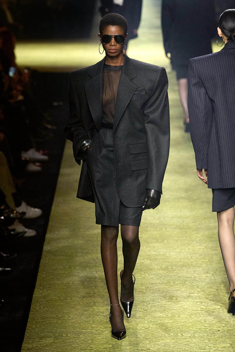 Saint Laurent Winter 2023 nghiên cứu kiểu dáng tôn vẻ đẹp quyền lực - 17