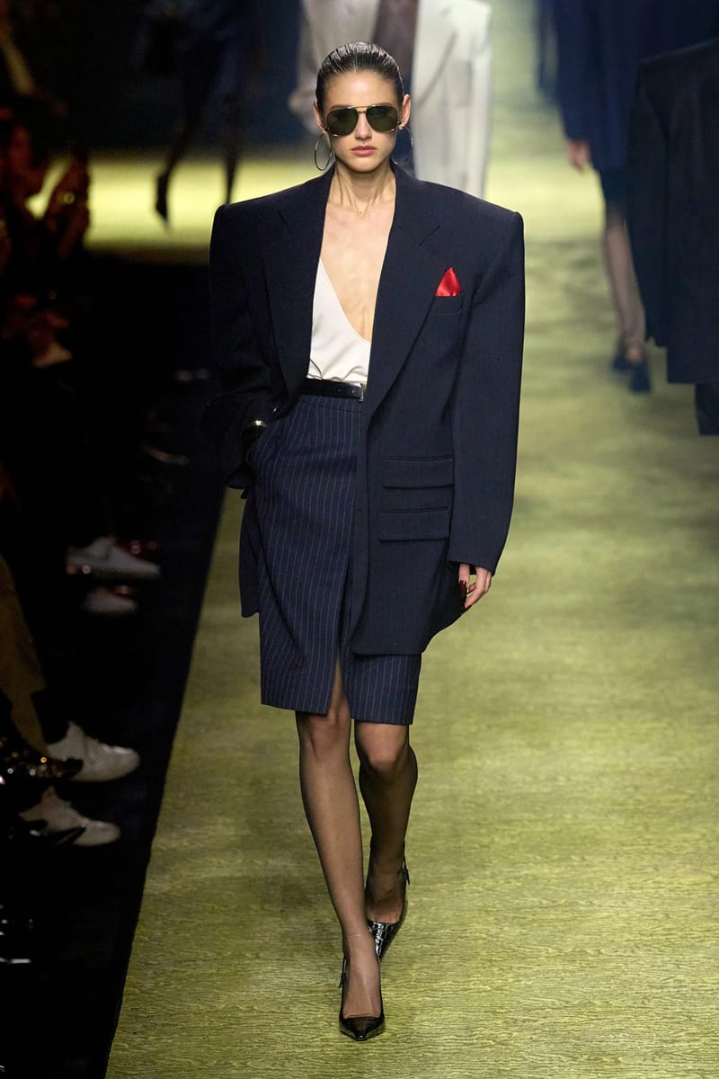 Saint Laurent Winter 2023 nghiên cứu kiểu dáng tôn vẻ đẹp quyền lực - 16
