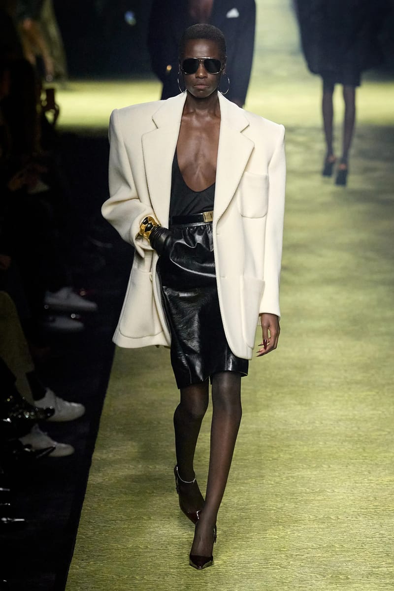 Saint Laurent Winter 2023 nghiên cứu kiểu dáng tôn vẻ đẹp quyền lực - 15