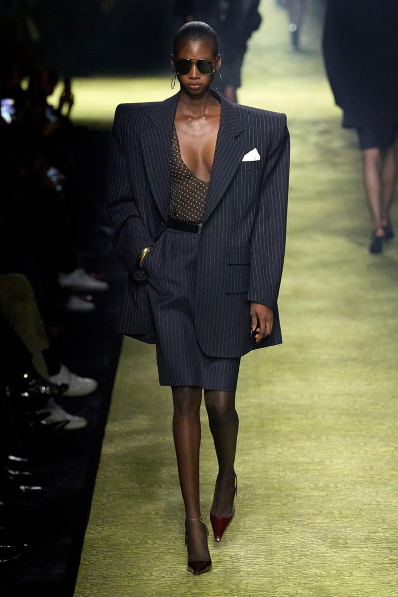 Saint Laurent Winter 2023 nghiên cứu kiểu dáng tôn vẻ đẹp quyền lực - 14