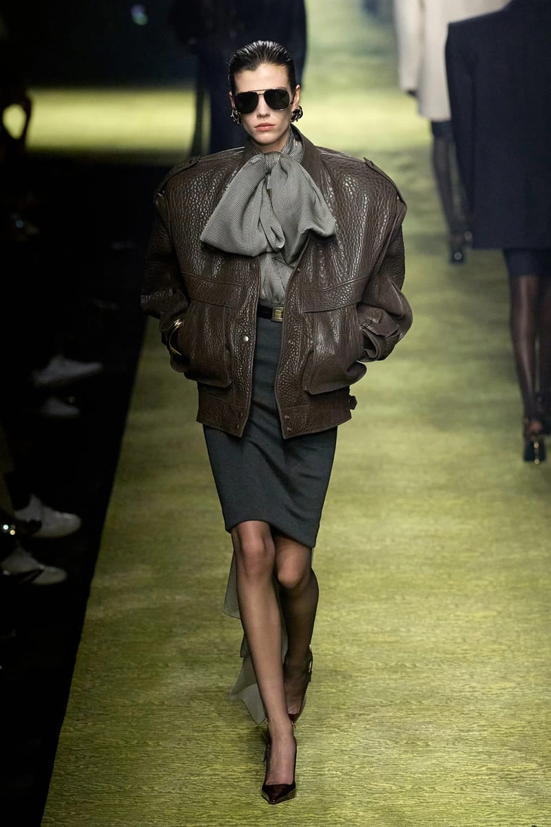Saint Laurent Winter 2023 nghiên cứu kiểu dáng tôn vẻ đẹp quyền lực - 13