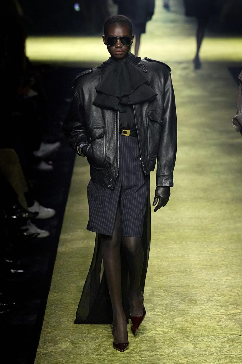 Saint Laurent Winter 2023 nghiên cứu kiểu dáng tôn vẻ đẹp quyền lực - 12