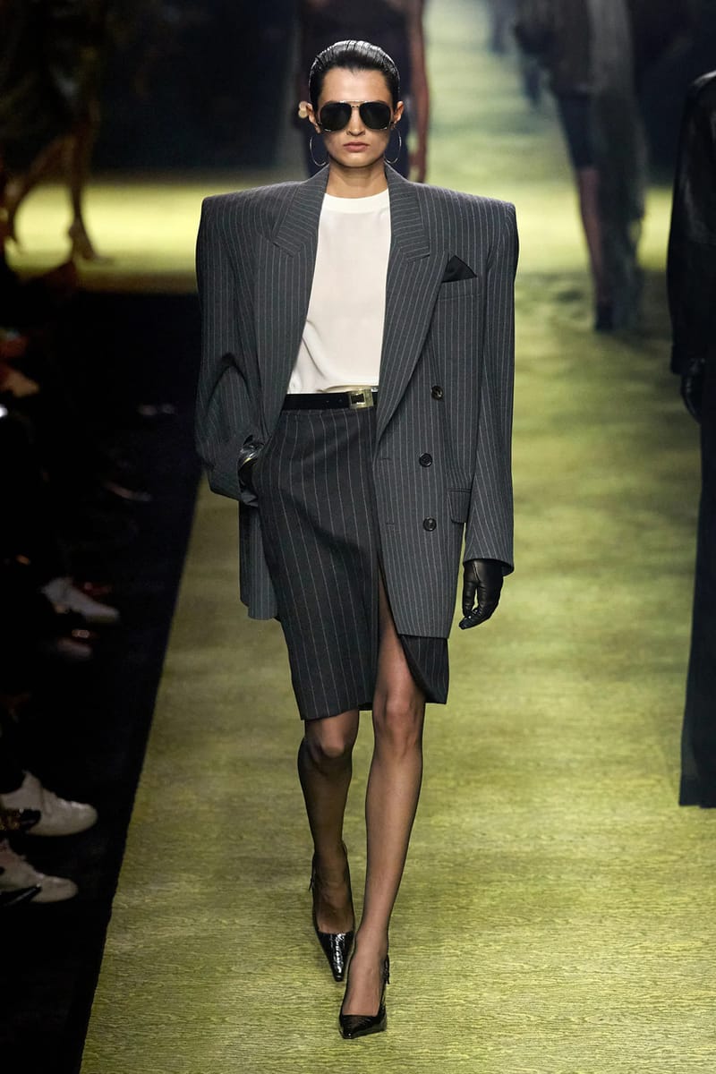 Saint Laurent Winter 2023 nghiên cứu kiểu dáng tôn vẻ đẹp quyền lực - 11