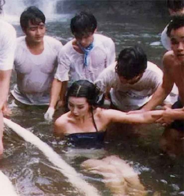 Cảnh quay dưới nước của Trương Mạn Ngọc cần sự hỗ trợ của nhân viên hậu trường.