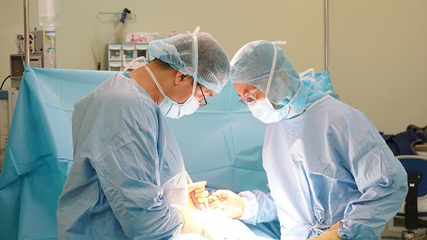 Phẫu thuật thường được áp dụng cho các trường hợp thoái hóa đốt sống cổ nặng