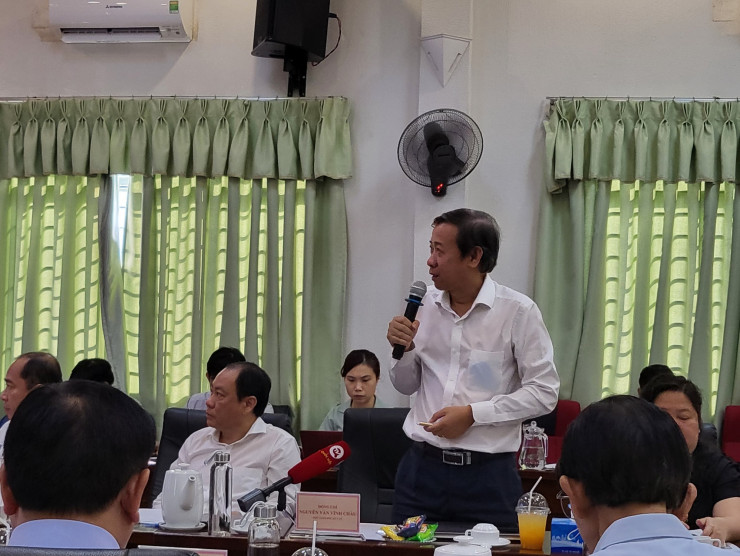 TS-BS Nguyễn Văn Vĩnh Châu, Phó Giám đốc Sở Y tế TP HCM báo cáo tại buổi làm việc