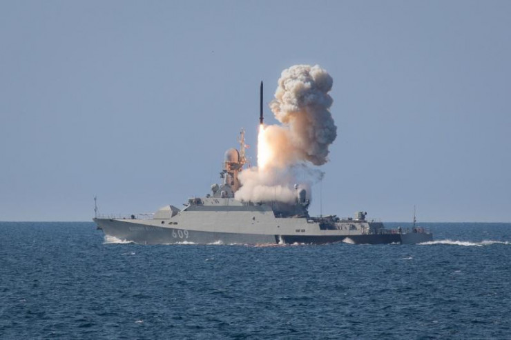Tàu chiến Nga khai hỏa tên lửa hành trình. Ảnh: BQP Nga