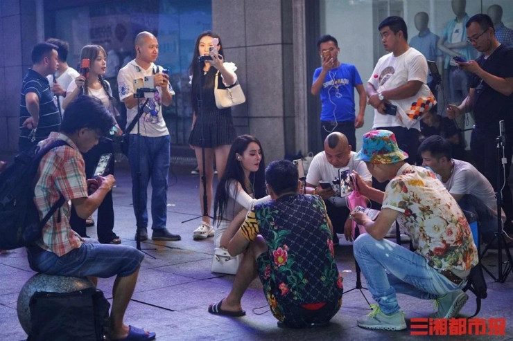 2h sáng tại khu vực Giải Phóng Tây ở thành phố Trường Sa, tỉnh Hồ Nam, Trung Quốc, ngày càng có nhiều streamer đổ về để chuẩn bị cho buổi livestream ban đêm của mình. Phần lớn thế giới đã chìm vào giấc ngủ và những người thâu đêm trên mạng xã hội là cả thế giới của họ.