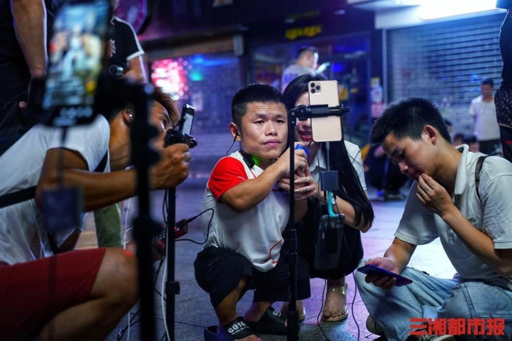 "Livestream ban đêm chủ yếu là PK (thi đấu) giữa các streamer, so sánh độ nổi tiếng, cùng nhau chơi thử thách, cổ vũ lẫn nhau... Buổi tối càng 'nóng', thu nhập cũng nhiều", một streamer chia sẻ. Người này cho biết thêm thân hình nhỏ bé của anh ấy là "thương hiệu" để thu hút người xem."Tôi từng là 'người đàn ông nhỏ bé' duy nhất nhưng bây giờ có một số đồng nghiệp giống tôi".