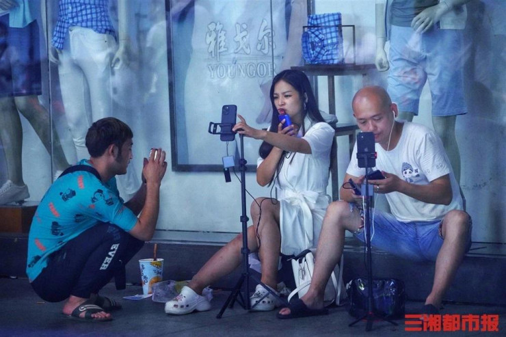 "Một đêm đi ngang qua, tôi tình cờ thấy họ trên mạng nên tiện tay ấn theo dõi, không ngờ đến 8h sáng hôm sau ngủ dậy vẫn thấy họ đang phát sóng trực tiếp" Ông Zhang, người bước ra từ cửa hàng ăn vặt ban đêm chia sẻ với báo Tam Tương đô thị.