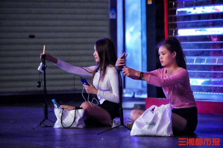 Vì khu vực Trường Sa đã được giảm xuống khu vực dịch bệnh (COVID-19) rủi ro thấp, nên sự trào lưu livestream xuyên đêm ngoài đường của những người nổi tiếng trên mạng xã hội ở thành phố này đã quay trở lại. Vào mỗi đêm khuya, những streamer chuyên nghiệp từ khắp nơi ở Trung Quốc lại tập trung tại Quảng trường Ngũ Nhất và Giải Phóng Tây, số lượng lên đến hàng chục thậm chí cả trăm người.