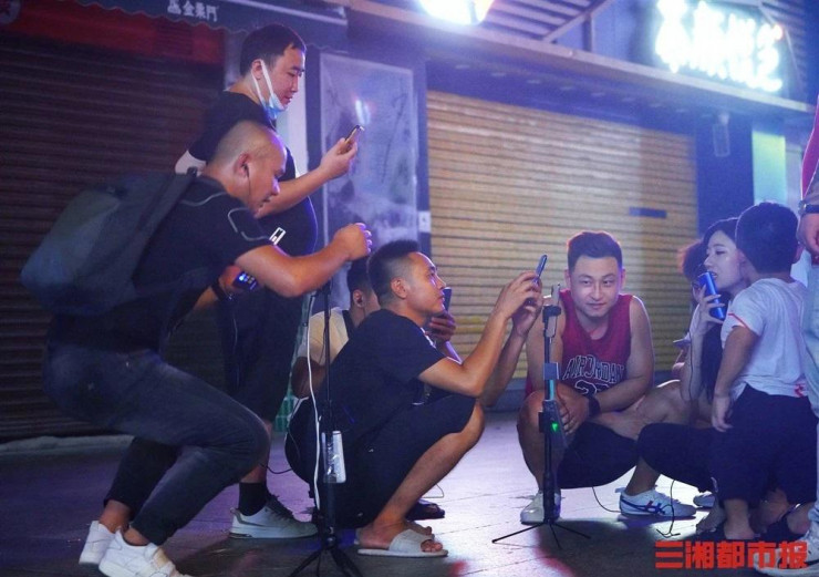 Chương trình livestream đêm khuya khá "đa dạng", nội dung đậm chất "đường phố" hơn, "ban đêm" hơn và cũng không hiếm những trò chơi tương đối thô tục và mang tính thách thức như yêu cầu streamer lăn trên mặt đất, thực hiện các động tác theo yêu cầu của người xem, thi uống coca...&nbsp;