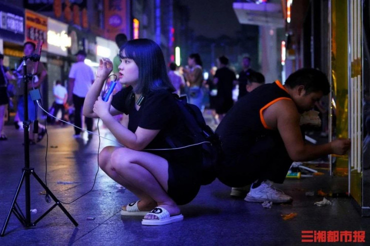 Trang tin QQ bình luận: "Dưới ánh đèn neon nhấp nháy, họ (các streamer) đã làm việc chăm chỉ quên mình với thời gian và khắc hoạ khía cạnh cyberpunk (thuật ngữ chỉ sự kết hợp giữa cuộc sống cấp thấp và công nghệ cao) của những người nổi tiếng trên mạng xã hội".