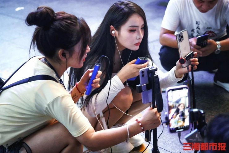 Cận cảnh trào lưu livestream xuyên đêm trên đường phố Trung Quốc - 9