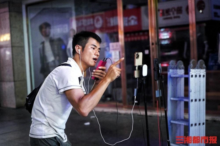 Cận cảnh trào lưu livestream xuyên đêm trên đường phố Trung Quốc - 6