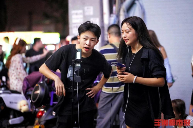 Thỉnh thoảng, tiếng ồn cũng sẽ gây ra sự bất mãn cho cư dân gần đó, các streamer sẽ phân tán một cách có ý thức nhưng sau đó lại từ từ tập trung lại.