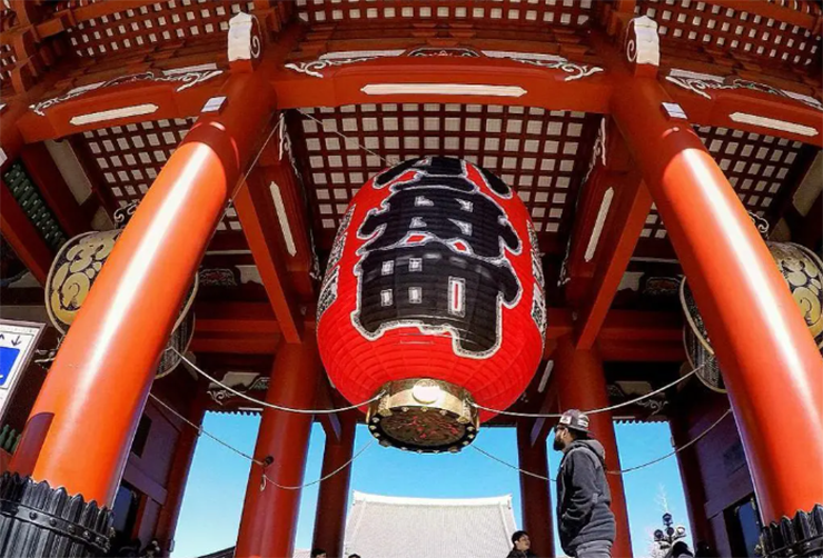 Tham quan chùa Senso-ji: Ngôi chùa Phật giáo lâu đời nhất của Nhật Bản gây ấn tượng mạnh ngay từ giây phút bạn đặt chân đến Cổng Sấm.


