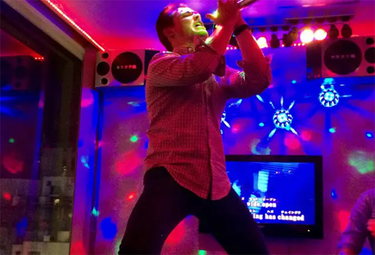Karaoke: Sẽ không hoàn hảo cho một đêm vui chơi ở Tokyo mà không dừng lại ở một phòng hát karaoke với nhóm bạn.
