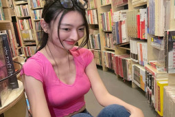 Người đẹp lai mặc giản dị đi thư viện đọc sách