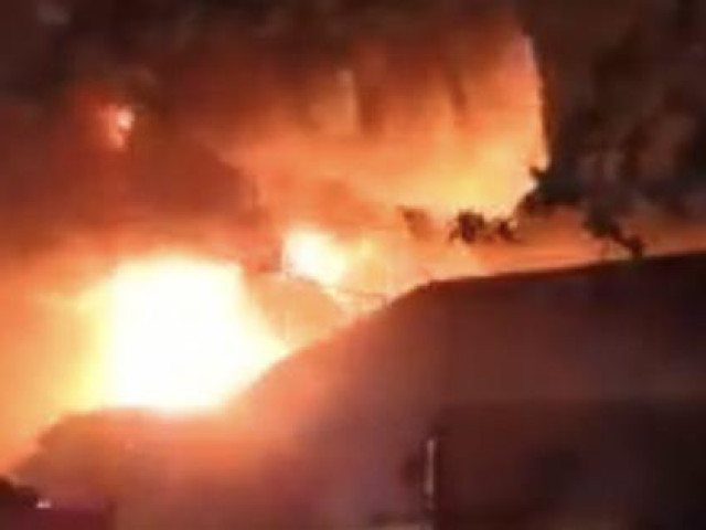 Phong tỏa hiện trường vụ cháy nhà và công ty trong hẻm ở quận 12