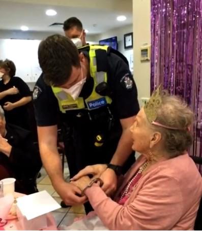 Cụ bà bị cảnh sát còng tay đúng ngày sinh nhật 100 tuổi.