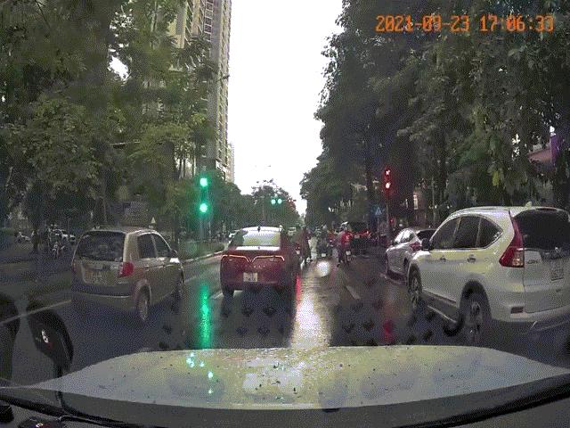 Clip: Ô tô con bất ngờ tăng tốc ủi hàng loạt xe máy dừng chờ đèn đỏ ở Hà Nội