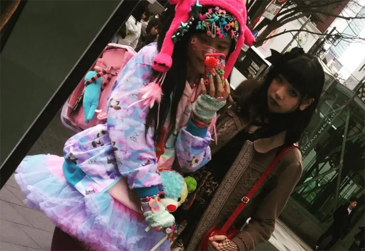 Khu phố Harajuku: Khu vực đầy các cửa hàng và quán cà phê nhỏ này là trung tâm của văn hóa và thời trang giới trẻ Nhật Bản. Người ta đổ xô đến đây để được ngắm nhìn những chiếc váy giống như phim hoạt hình đẹp nhất trên thế giới.
