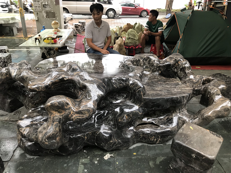 Bộ bàn ghế bao gồm 11 món, trong đó có 1 chiếc bàn và 10 chiếc ghế nhỏ.
