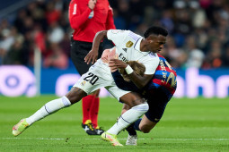 Bóng đá - Độc lạ Siêu kinh điển: Vinicius - De Jong vật nhau, "tiểu Messi" hóa hậu vệ Real