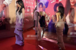 Thời trang - Khổng Tú Quỳnh chật vật với chiếc váy bó giò &quot;kỳ cục&quot;, khó đi đứng trên thảm đỏ