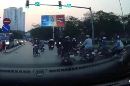 Tin tức trong ngày - Clip: Chạy xe “không giống ai”, cô gái khiến ô tô “đứng hình”, cư dân mạng ngao ngán