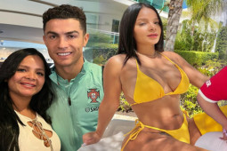 Bóng đá - Sốc Ronaldo bị tố "mây mưa" với fan nữ, phía CR7 phản ứng ra sao?