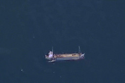 Thế giới - Video: Không quân Mỹ ném bom gần 1 tấn, bẻ gãy đôi con tàu mục tiêu