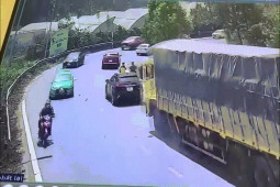 Tin tức trong ngày - Clip xe tải lao như bay, húc văng hàng loạt xe trên đèo Mimosa