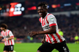 Bóng đá - Ngỡ ngàng siêu phẩm "nã đại bác" 170km/h: Van Nistelrooy ôm đầu thán phục