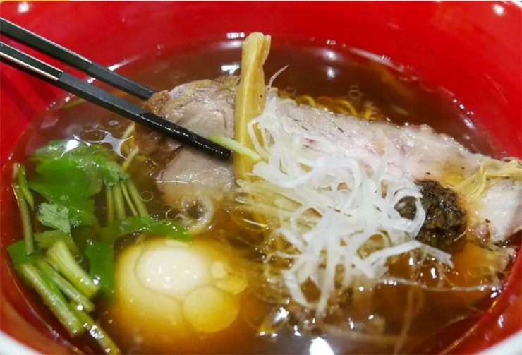 Ăn Ramen sao Michelin: Những bát mì có dấu sao Michelin tại nhà hàng Tsuta mang đến cho bạn trải nghiệm ăn uống đẳng cấp thế giới với chi phí chỉ cao hơn một chút so với chi phí của một bữa ăn nhanh.
