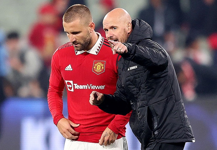 HLV Ten Hag hy vọng Luke Shaw sẽ đá chính trước Liverpool