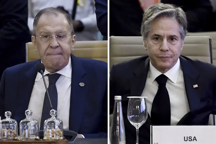 Ngoại trưởng Nga Sergey Lavrov (trái) và Ngoại trưởng Mỹ Antony Blinken dự hội nghị ngoại trưởng các nước&nbsp;G20 ở Ấn Độ.