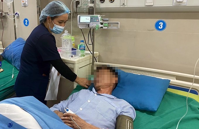 Bác sĩ thăm khám cho người bệnh. 