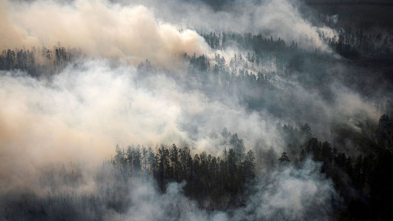 Khói bốc lên trong một&nbsp;vụ cháy rừng ở Siberia năm 2021.