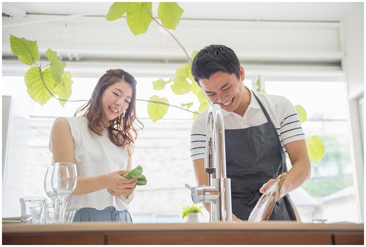 Nhiều đàn ông ở các nước phương Tây san sẻ công việc nhà với vợ.