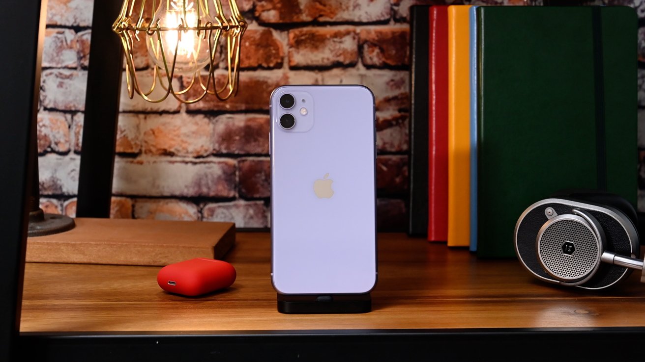 iPhone 11 vẫn "sống" nhăn sau khi ngâm cả tuần dưới hồ - 1