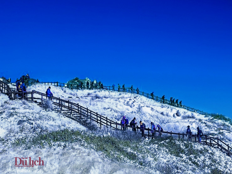 Đông đảo người dân và du khách trekking lên núi ngắm tuyết tại vườn quốc gia Deogyu, Jeollabuk-do.