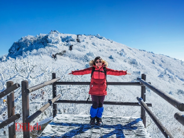 Nai nịt như một dân leo núi thứ thiệt, chị Vân thả dáng trên đỉnh Hyangjeokbong.