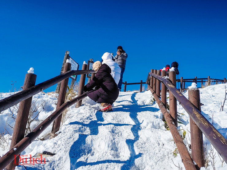 Sau khi xuống cáp treo, chỉ cần đeo thêm bộ niềng giày là có thể vững bước trekking chinh phục đỉnh Hyangjeokbong.