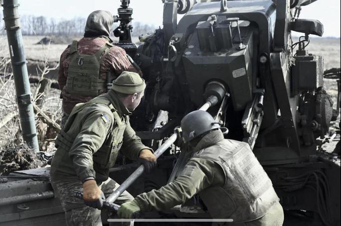 Quân đội Ukraine sử dụng lựu pháo ở vùng Zaporizhzhia ngày 2-3. Ảnh: EPA